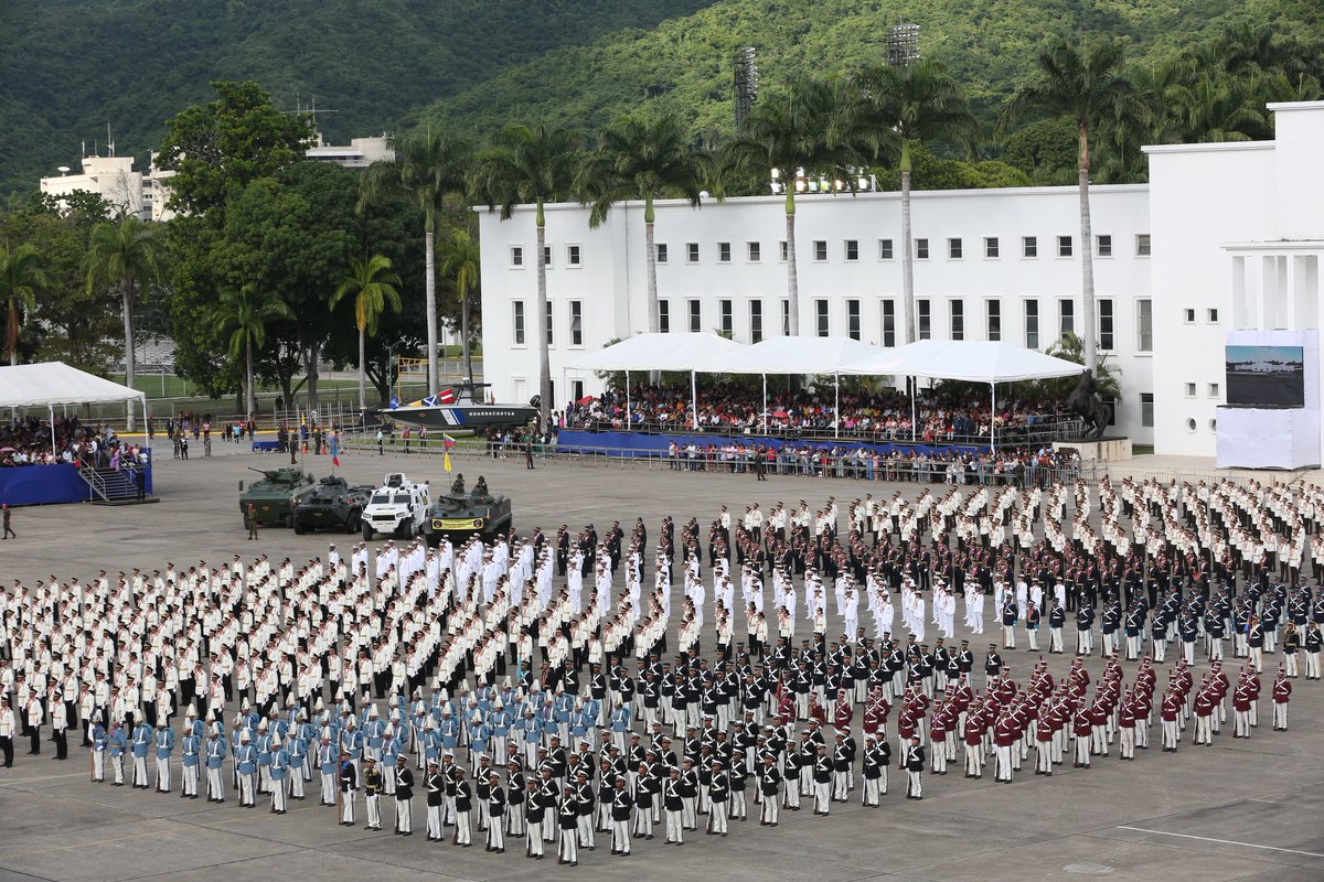 NicolasMaduro's tweet photo. Extraordinaria Graduación Conjunta de más de mil oficiales y profesionales que han cumplido con los estudios en el sistema de preparación militar del más alto nivel universitario de nuestro país, América Latina y el Caribe. ¡Felicitaciones Muchachos y Muchachas! Sus logros son los de la Patria entera.
