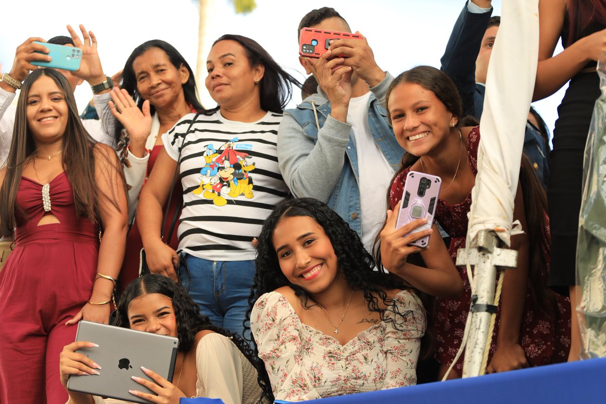 Extraordinaria Graduación Conjunta de más de mil oficiales y profesionales que han cumplido con los estudios en el sistema de preparación militar del más alto nivel universitario de nuestro país, América Latina y el Caribe. ¡Felicitaciones Muchachos y Muchachas! Sus logros son