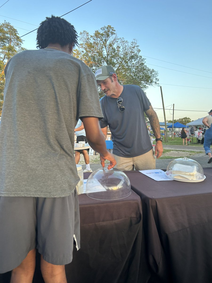 bbq_epic's tweet photo. Awesome customers all day! https://t.co/1ouiKbH7t2