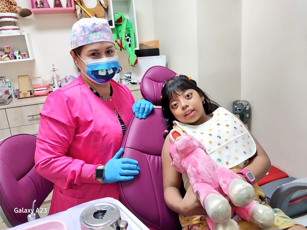 PaolaSmith2812's tweet image. Karlita asistió a consulta dental 🎗🦷💪🏽y colaboró como toda una pequeña valiente Gracias Vivi por el apoyo 🙌🏽 #cuidadodental #odontopediatra #dientessanos #soylavoluntariaintensa 🙋🏽‍♀️🦷🎗🙌🏽