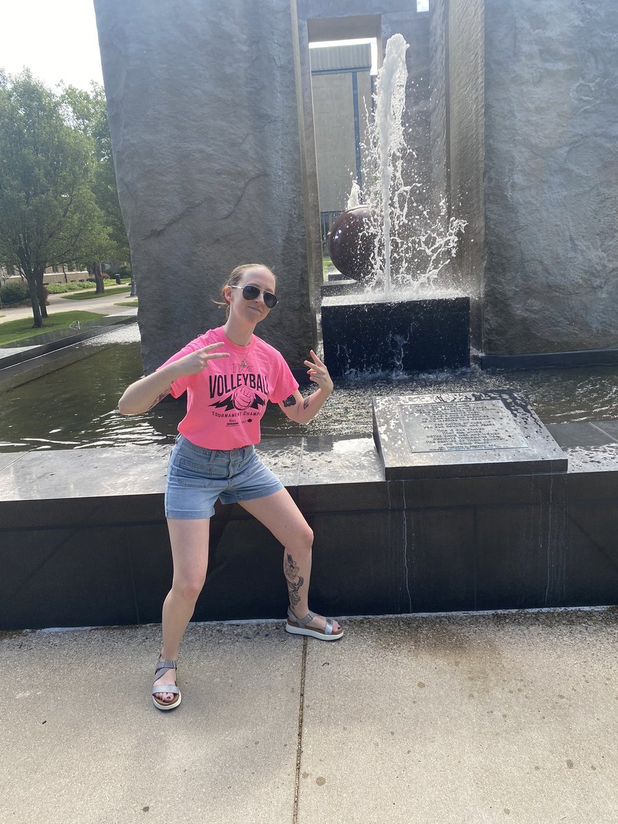 Abbeysolutely_'s tweet photo. Oh also I took another picture throwing peace signs in front of Notre Dame’s war memorial https://t.co/9XQvFI79FG