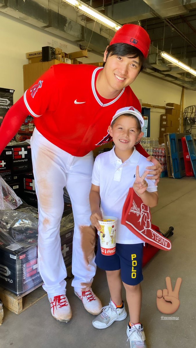 shoheisaveus's tweet photo. Shohei Ohtani with Luis Mendoza’s son his former team mate in the fighters 

1 year apart ❤️ https://t.co/RMmE2ynz8u