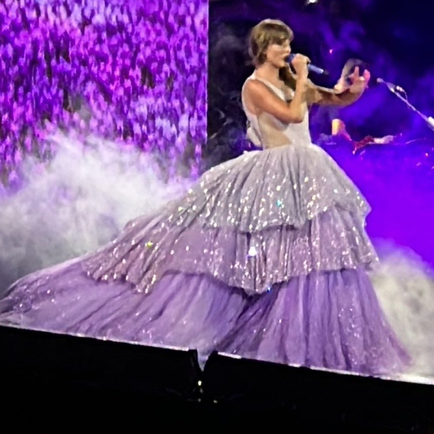 TheSwiftSociety's tweet photo. 💜| New "Enchanted" outfit! https://t.co/WdnHjUbwx0