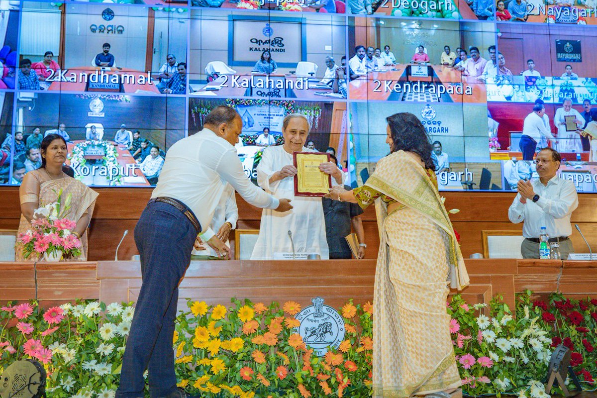_anugarg's tweet photo. Feel honoured to be felicitated by the Hon'ble CM, Odisha!

While lauding efforts of Department of Water Resources in being second best in the country in water conservation and management, #National Water Awards, he advised us to be a role model for others. https://t.co/29y0Zmcd8P