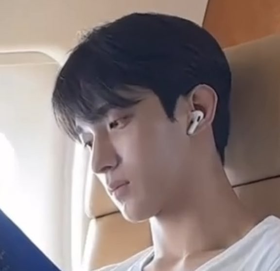 KyeomsBaekery's tweet photo. Dokyeom is reading a book called <있는 그대로 살아도 괜찮아>(it’s okay to live the way it is)

The thing that makes me want to cry is his expression while reading the book, while wearing a plain white tshirt&amp; listening to a song with an airpod. He’s a kdrama main lead in rl🥲 https://t.co/h2DPZmQG0c