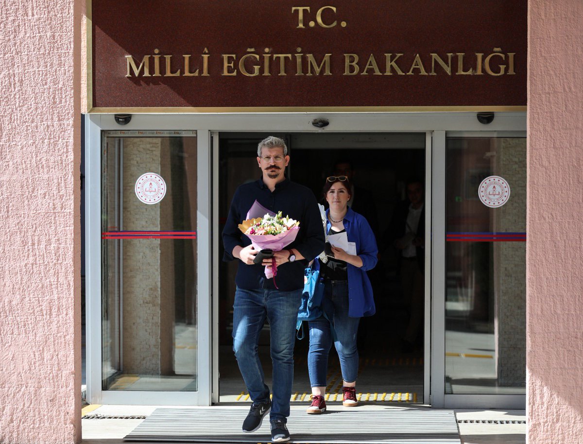 Eğitimcilerle İstişarenin Adresi “Öğretmenler Odası Buluşmaları” Başladı 

Türkiye’nin dört bir yanında görev yapan eğitimciler, Bakanlık merkez binasında Bakan <a href="/Yusuf__Tekin/">Yusuf Tekin</a>’le bir araya geldiler.

Bakan Tekin: Karar süreçlerinde en büyük gücümüz, öğretmenlerimizdir.