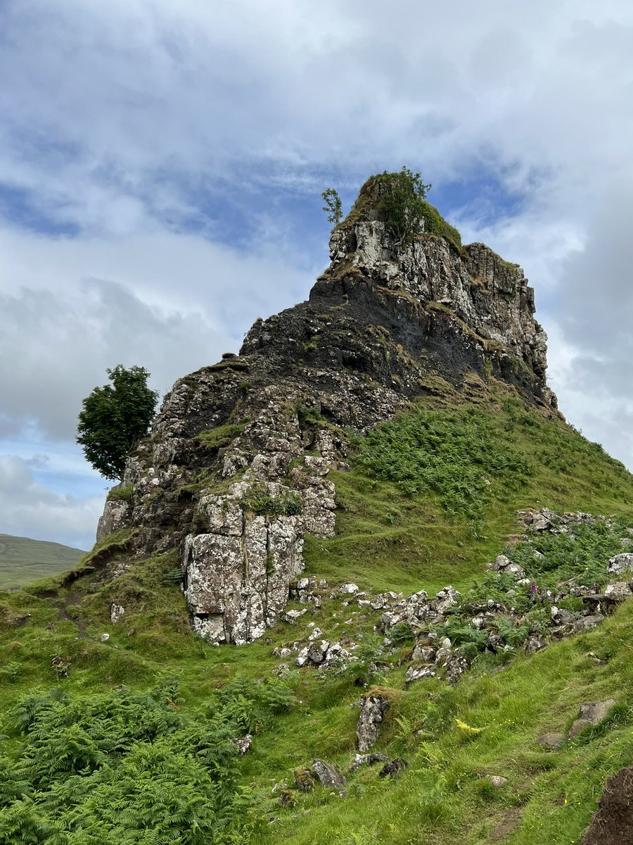 thebrownhat's tweet photo. #4photos day 1 on #IsleOfSkye #OldManOfStorr #SkyeDinosaurs #FaerieGlen https://t.co/wTCXYHHkdH