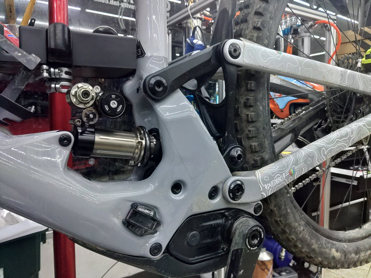 gravitylab's tweet image. ここ1ヶ月でEXT SHOXの取り付け御依頼、ソコソコ頂きました。新型のERA-LTの入荷にあわせてフォーク出荷も。