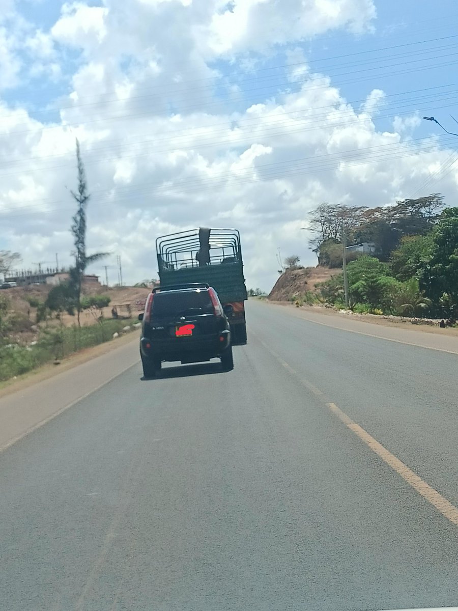 carguy_KE's tweet photo. TAILGATING
This is a good example.
This driver has no view of what's infront.
If something was to happen ahead of that truck, there's no room for escape. Always keep adequate distance from the vehicle infront.
It's called "Leaving Yourself An Out"
#beadefensivedriver
#learn https://t.co/pxTBSRqgoi