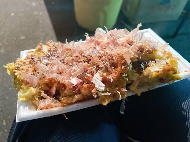 大阪で100円で食べれるお好み焼き屋さんに立ち寄りました！
噂通りの店主さん、お店オープン前から立ち寄らせていただき調理から出来上がりまで15分少々、出来たてアツアツのお好み焼きはデリシャスマイル〜でした😊