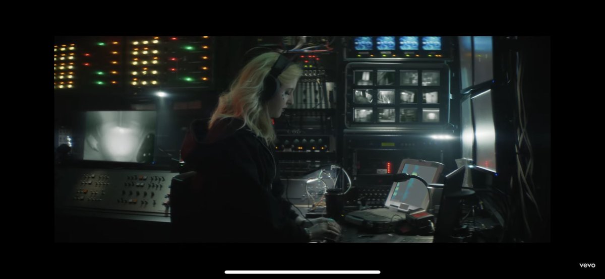 tamara_sorenson's tweet photo. literally redownloaded twitter for this

What do the lights mean??? #taylor #taylorswift #eras #ErasTour #ICanSeeYou #1989tv https://t.co/QpVGiZXDBS