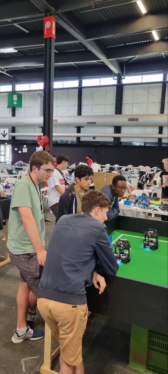 #Robocup2023 🤖
C’est parti ! Nos équipes néo-aquitaines ont fait leur entrée dans la <a href="/RoboCupJuniorFr/">RoboCup Junior France</a> ! Rescue Line, Rescue Maze, Soccer, On stage… les élèves représentent la France dans les différentes ligues de cette compétition internationale 🇫🇷 On est tous derrière vous 🦾