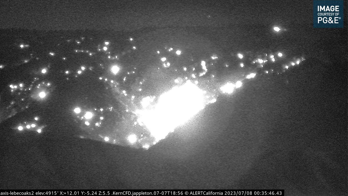 DanielFireTruck's tweet image. #DistrictFire OES Intel 24 has mapped the fire at 1,040 acres, 0% containment.