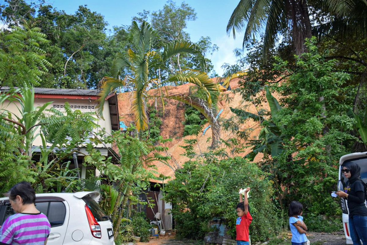 DSARMOfficial's tweet photo. Lewat petang semalam saya terima laporan kejadian tanah runtuh di Taman Lipis. Memandangkan saya ada program di luar pagi ini dan tak sempat ke lokasi, maka saya telah minta pegawai saya untuk melawat lokasi bersama jurutera daerah.
#rahmanmohamad
#ybaman
#tokman
#DSARM https://t.co/DuSe0xmiBf