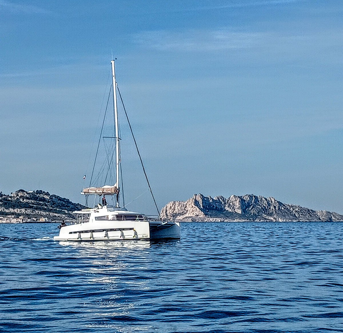 SherifDeMars's tweet photo. #Marseille : L'extrême sud de la cité phocéenne, la #pointrouge , un petit bateau passe devant le rocher de la Baie des Singes (photo prise avec un #Oppo A57S) https://t.co/FmfRXaLwCu