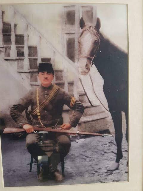HarpCografyasi's tweet photo. Bu ufak tefek yapılı gencecik, ama otururken bile heybetli duran adam, YAHYA KAPTAN, 1919 yazında Gebze'den Bilecik'e, Şile'den Adapazarı'na kadar bir bölgede Türk'ün hesap soran, bedel ödeten yumruğu olmuştur.
Ocak 1920'de hâlâ aydınlatılmamış bir şekilde infaz edilene kadar çok büyük işler yapmış, Mustafa Kemâl Paşa'nın sevgisini, takdirini kazanmıştır. Bu nedenle şehit edilmesi de derinden sarsmıştır Reis Paşa'yı.
Karakol'un 8 Ağustos 1919 gecesi Bekirağa Bölüğü'nden kaçırdığı Halil Paşa'yı Kuşçuzâde Eşref ya da Sapancalı Hakkı gibi kendi adamlarına değil de Yahya Kaptan'a emanet ederek Sivas'a göndermesi onun kişiliği hakkında bir fikir verecektir.
Millî Mücadele'nin adı sık anılmayan ama anıtı dikilmesi gereken kahramanlarındandır YAHYA KAPTAN.
Aziz ruhu şâd olsun.🇹🇷