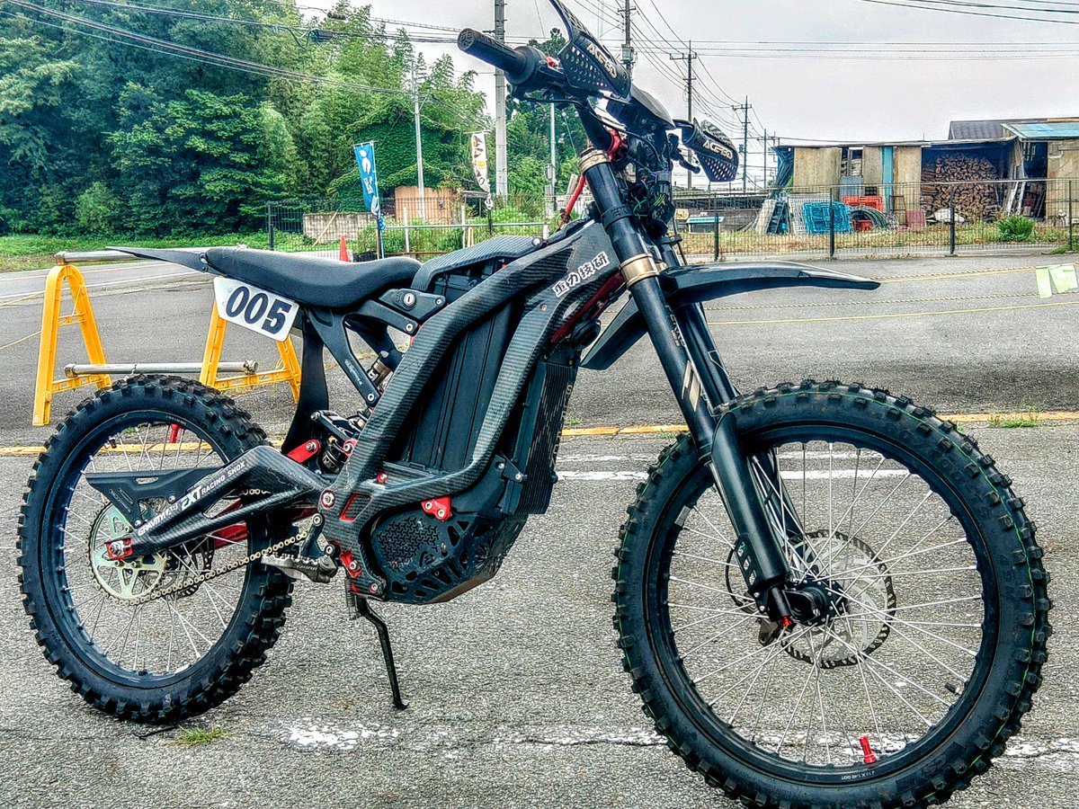 gravitylab's tweet image. EXT-SHOXのニューアイテム。サーロン用フォーク「FERRO」入荷しています。何と言うか今までの、MTB流用フォークとは次元が違うと言わざるを得ません。ここからDHフォークが派生するとすると、とんでもなく良いのでは？と思います。