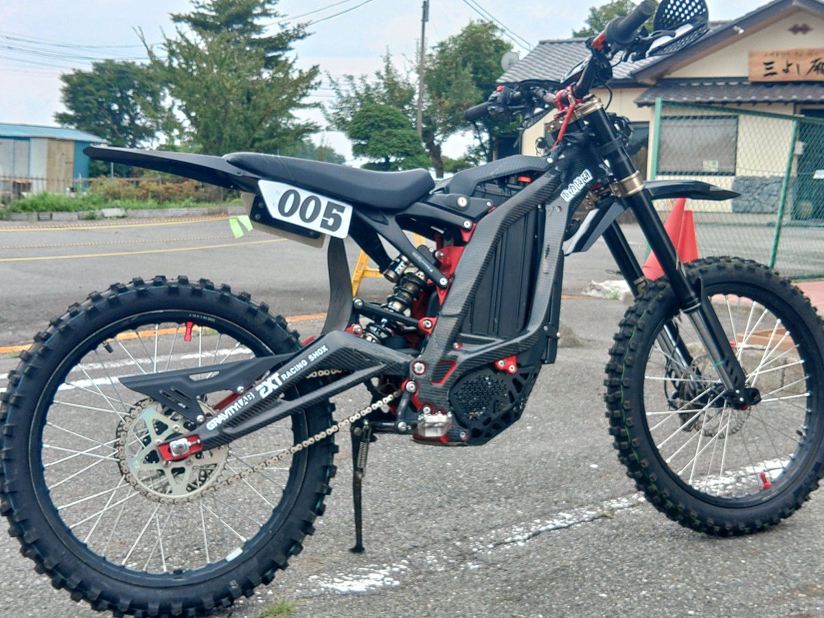 gravitylab's tweet image. EXT-SHOXのニューアイテム。サーロン用フォーク「FERRO」入荷しています。何と言うか今までの、MTB流用フォークとは次元が違うと言わざるを得ません。ここからDHフォークが派生するとすると、とんでもなく良いのでは？と思います。