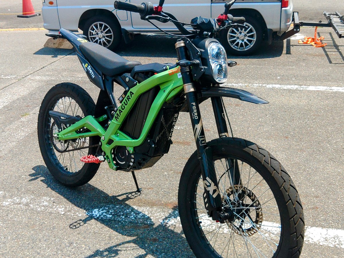 gravitylab's tweet image. EXT-SHOXのニューアイテム。サーロン用フォーク「FERRO」入荷しています。何と言うか今までの、MTB流用フォークとは次元が違うと言わざるを得ません。ここからDHフォークが派生するとすると、とんでもなく良いのでは？と思います。