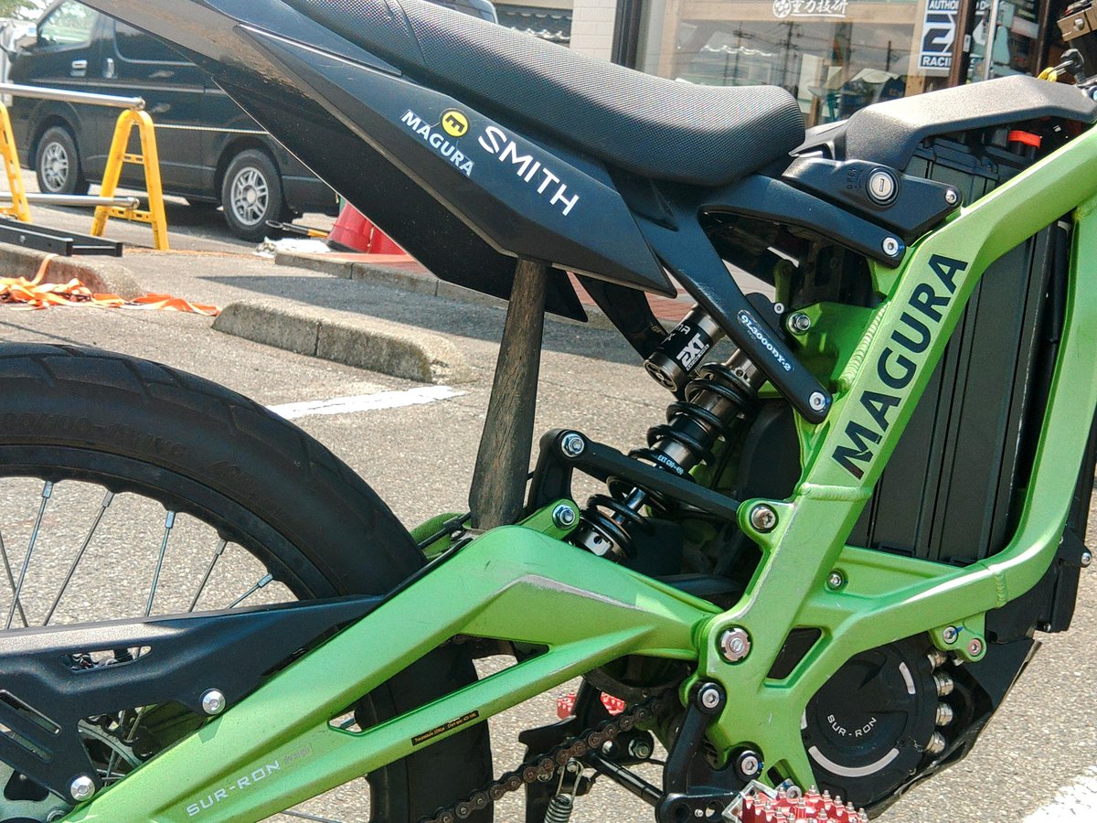 gravitylab's tweet image. EXT-SHOXのニューアイテム。サーロン用フォーク「FERRO」入荷しています。何と言うか今までの、MTB流用フォークとは次元が違うと言わざるを得ません。ここからDHフォークが派生するとすると、とんでもなく良いのでは？と思います。