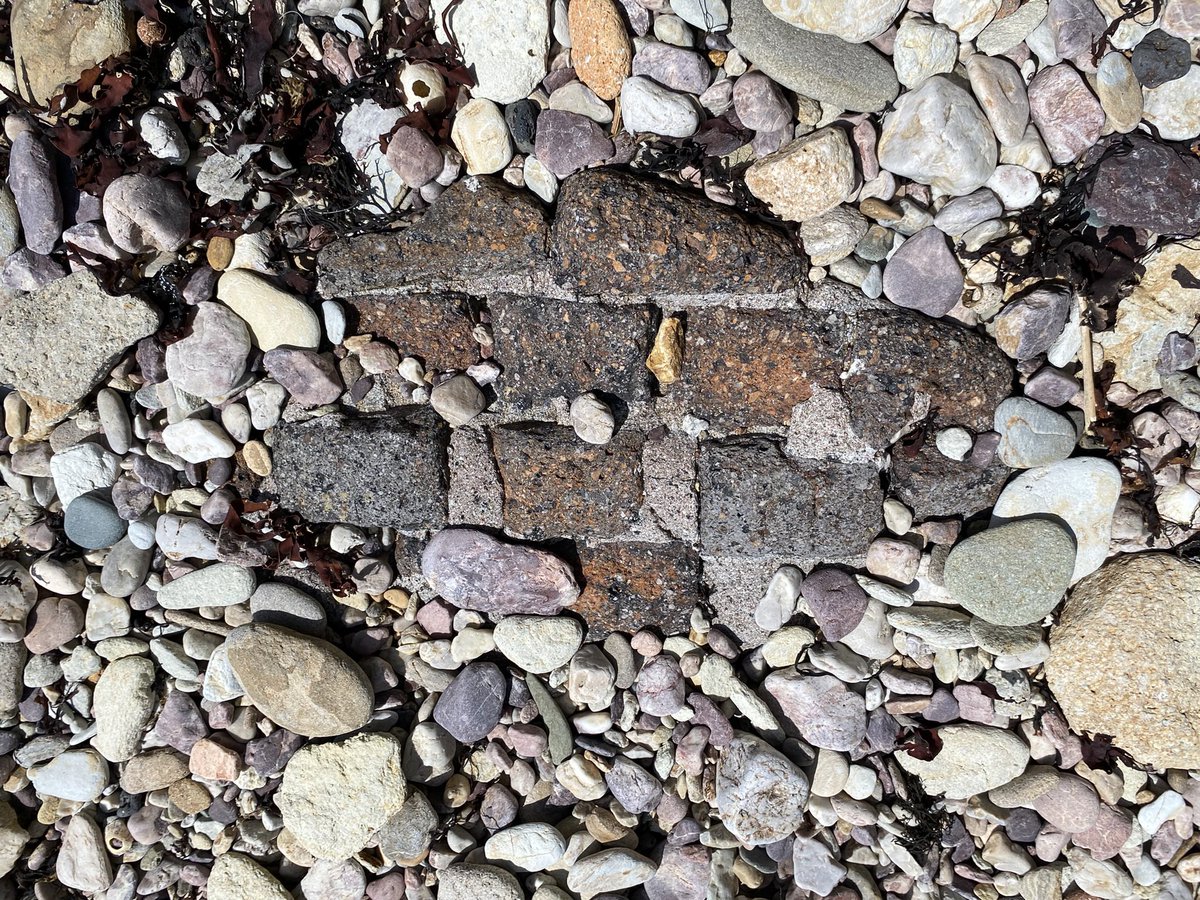 Kimnortondesign's tweet photo. Tonau: How geology marks the colour of place. 
Porth Wen Beach - Anglesey North Wales. 
Known for its Precambrian Quartzite. A key material for making firebricks. 

#tonau #colour #tone #geology #anglasey #northwales #material #place #quatrzite #firebricks #porthwen #beach https://t.co/NtZqZVIz9w