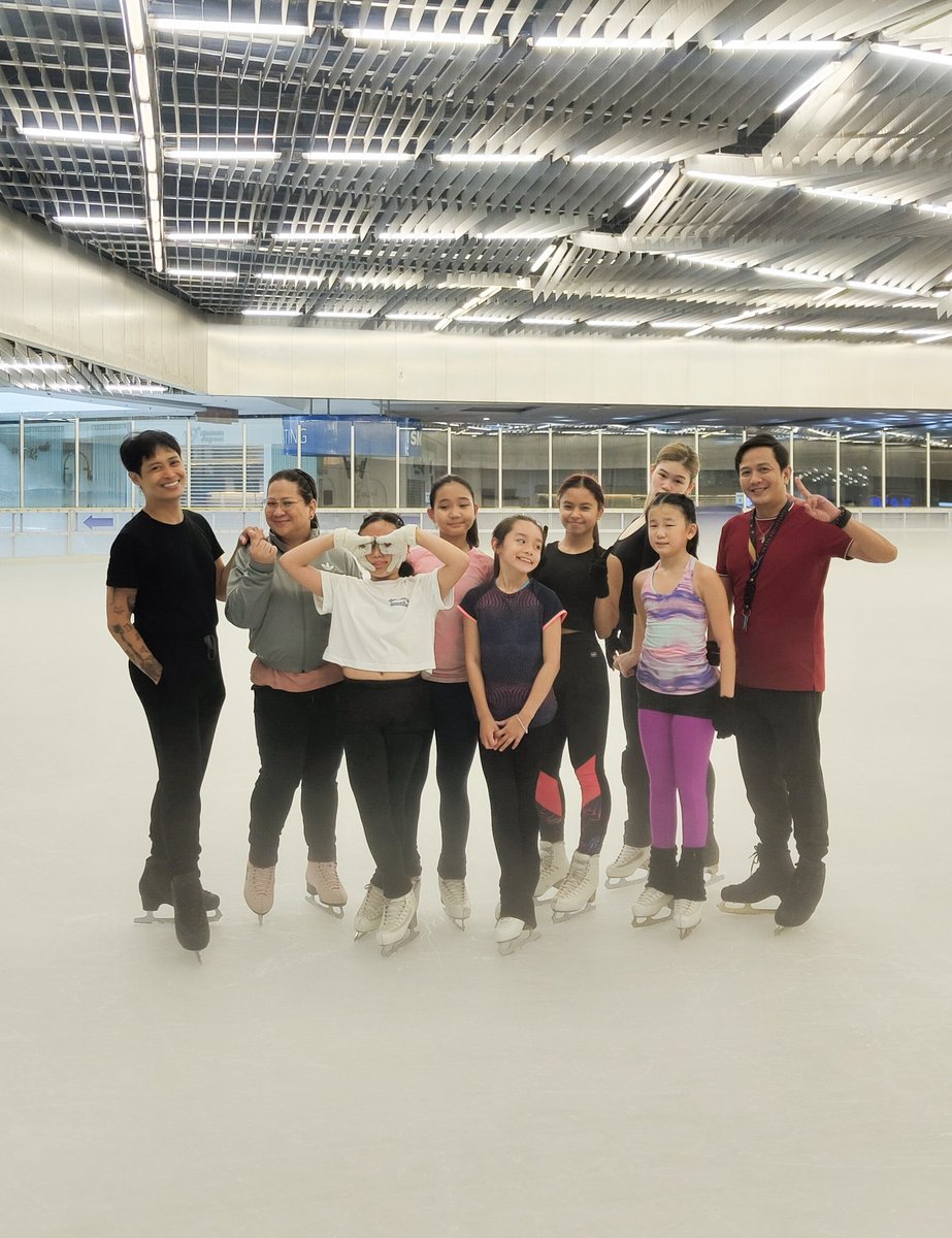 phskating's tweet image. All smiles after today's group lesson. The kids had a productive day filled with mobility exercises, power stroking and endurance jumping drills ⛸️ #keeponlearning