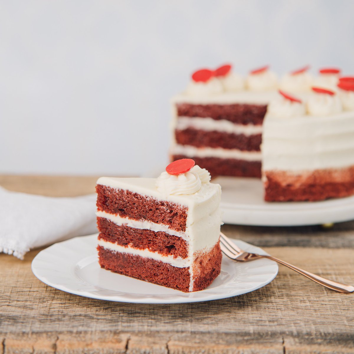 كيكة الريد فيلفت 
متواجدة في تطبيقات التوصيل و فروعنا 
من الأخر طعم ياخذك لعالم اخر ❣️
#riyadh #taif #larocca #cake