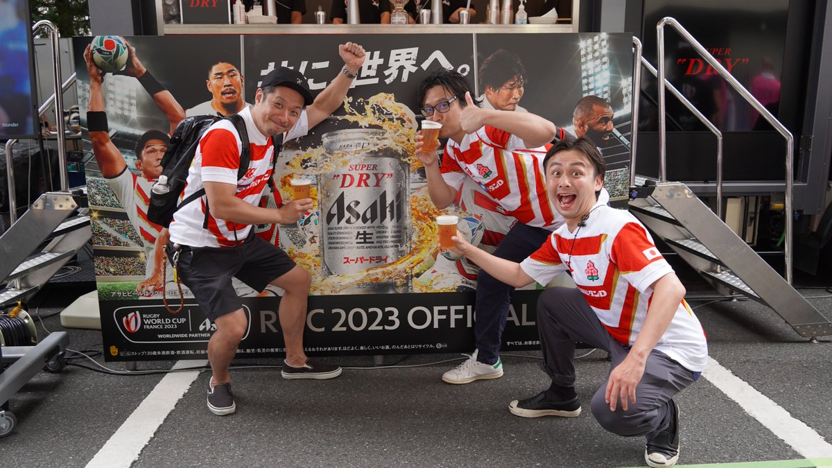 rugby_superdry's tweet photo. ✅現地の熱狂をお伝えします！​

​ラグビー日本代表のサポーターの皆さん📸​
スタジアムでもスーパードライで乾杯！​
試合開始が待ちきれないです🔥​

TVの前で応援する皆さんもスーパードライの用意は出来てますか？👀​
スーパードライを飲みながら、ラグビー日本代表を応援しましょう！🍻​

#ラグビー観るならスーパードライ​
#リポビタンDチャレンジカップ2023