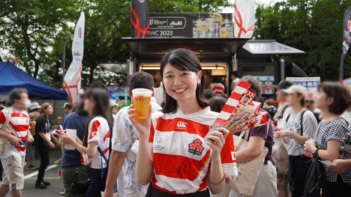 rugby_superdry's tweet photo. ✅現地の熱狂をお伝えします！​

​ラグビー日本代表のサポーターの皆さん📸​
スタジアムでもスーパードライで乾杯！​
試合開始が待ちきれないです🔥​

TVの前で応援する皆さんもスーパードライの用意は出来てますか？👀​
スーパードライを飲みながら、ラグビー日本代表を応援しましょう！🍻​

#ラグビー観るならスーパードライ​
#リポビタンDチャレンジカップ2023