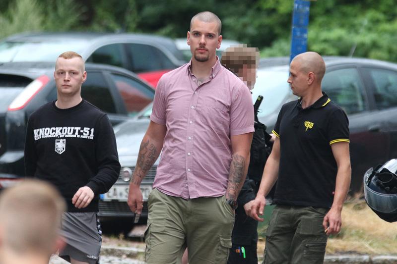 Recherche_Jena's tweet photo. Heute Abend tritt im "Flieder Volkshaus" in #Eisenach der niederländische #Hammerskins-Aktivist Harm-Jan Smit alias "Flatlander" auf. Sein Konzert dort am 20.7.2019 wurde polizeilich unterbunden. In die Organisation war Leon Ringl v. #Knockout51 involviert. (Foto: @pixelarchiv1). https://t.co/anfIVHZFw2