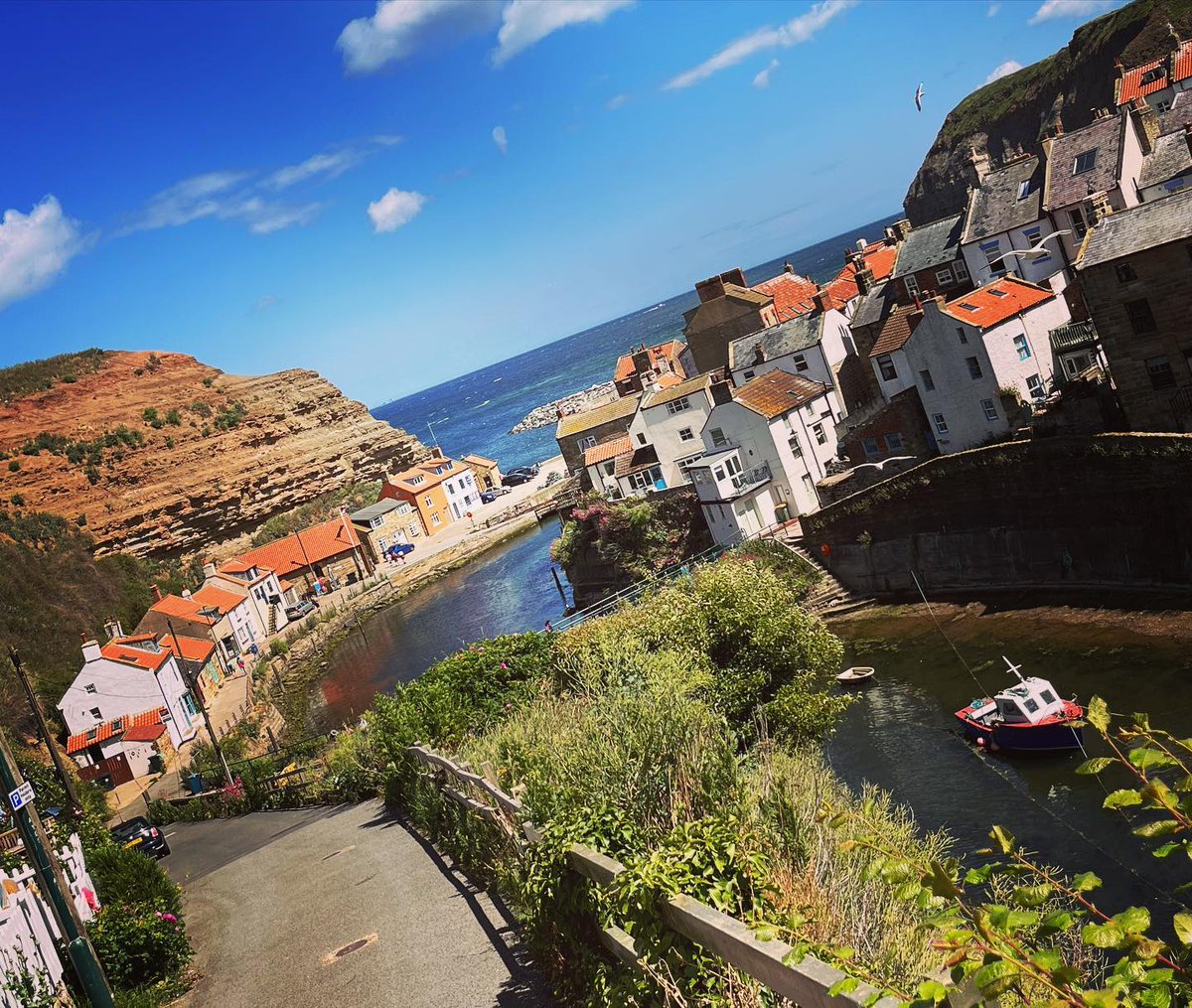 DiscoverCoast's tweet image. The delightful village of #Staithes 🧡 This is one of those places you&apos;ll never forget, whether you&apos;re exploring the coast paths, digging in the rock pool or fossil hunting on the beach. Have you been?

📍Staithes
📸benjicordingley