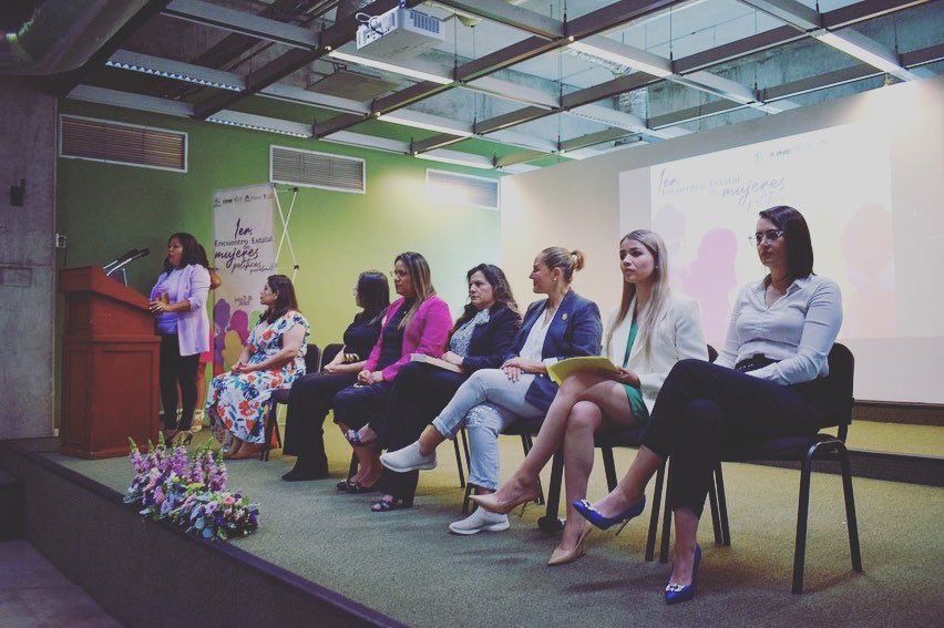 VaneeGarfias's tweet image. Primer día de nuestro maravilloso Encuentro Estatal de Mujeres Políticas Queretanas. Bienvenidas mujeres de todos los municipios, nos estamos agrupando, reconociendo y articulando 💜🤛🏻
.
.
.
#juntasesmejor #mujerespolíticas #constructorasdepaz