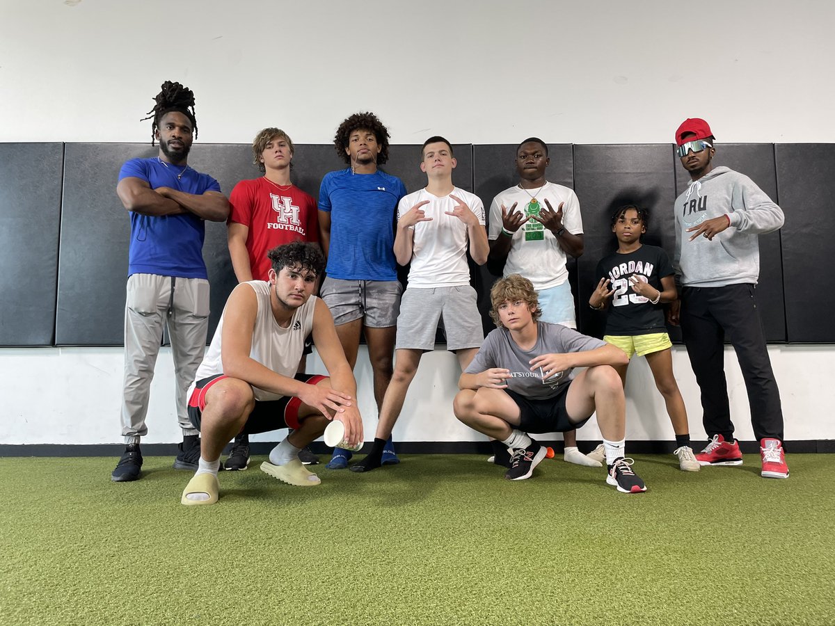 sho_russ's tweet image. Great workout with my guys! @ereed11 @Coach_SweetFeet @TheRDare20 @23aidenmartin @qb_Anderson @KCallicoattee6 #ProMetrics #TMHS @SamParker3271 @BradManning11