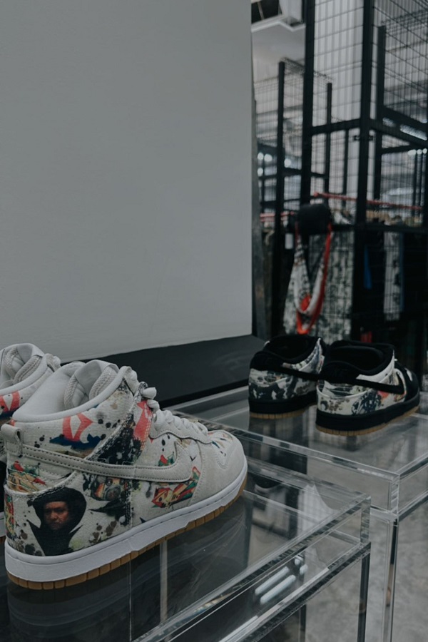 Supreme_plus's tweet photo. Supreme / Nike SB Dunk "Rammelzee"    

※ラメルジーSBダンクがゲリラ発売

発売が待ち望まれている「ラメルジー」デザインによるナイキSBダンクが、海外でゲリラ的に先行リリースとなった

発売当日の様子や、国内の発売日程などシュプリーム最新情報をまとめました↓ 
https://t.co/GqlgR9zyxs https://t.co/IRGJbk6QSW