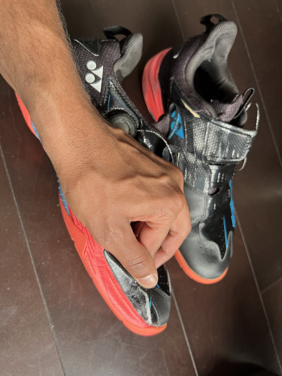 sunvedatech's tweet photo. @yonex_jp 

😭It broke just in 9 months 
#yonex YONEX TOKYO SHOWROOM https://t.co/GjNOcMPHCw
