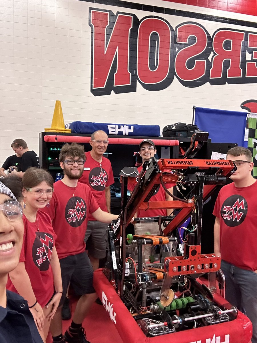 FIRST2338's tweet photo. Got to hangout with all our teams representing illinois!!!
#firstisforeveryone https://t.co/NxnBEtWRoA