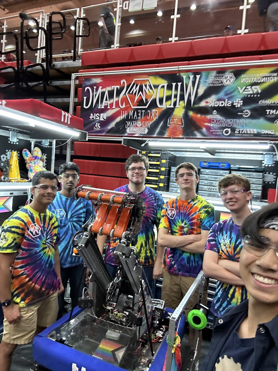 FIRST2338's tweet photo. Got to hangout with all our teams representing illinois!!!
#firstisforeveryone https://t.co/NxnBEtWRoA