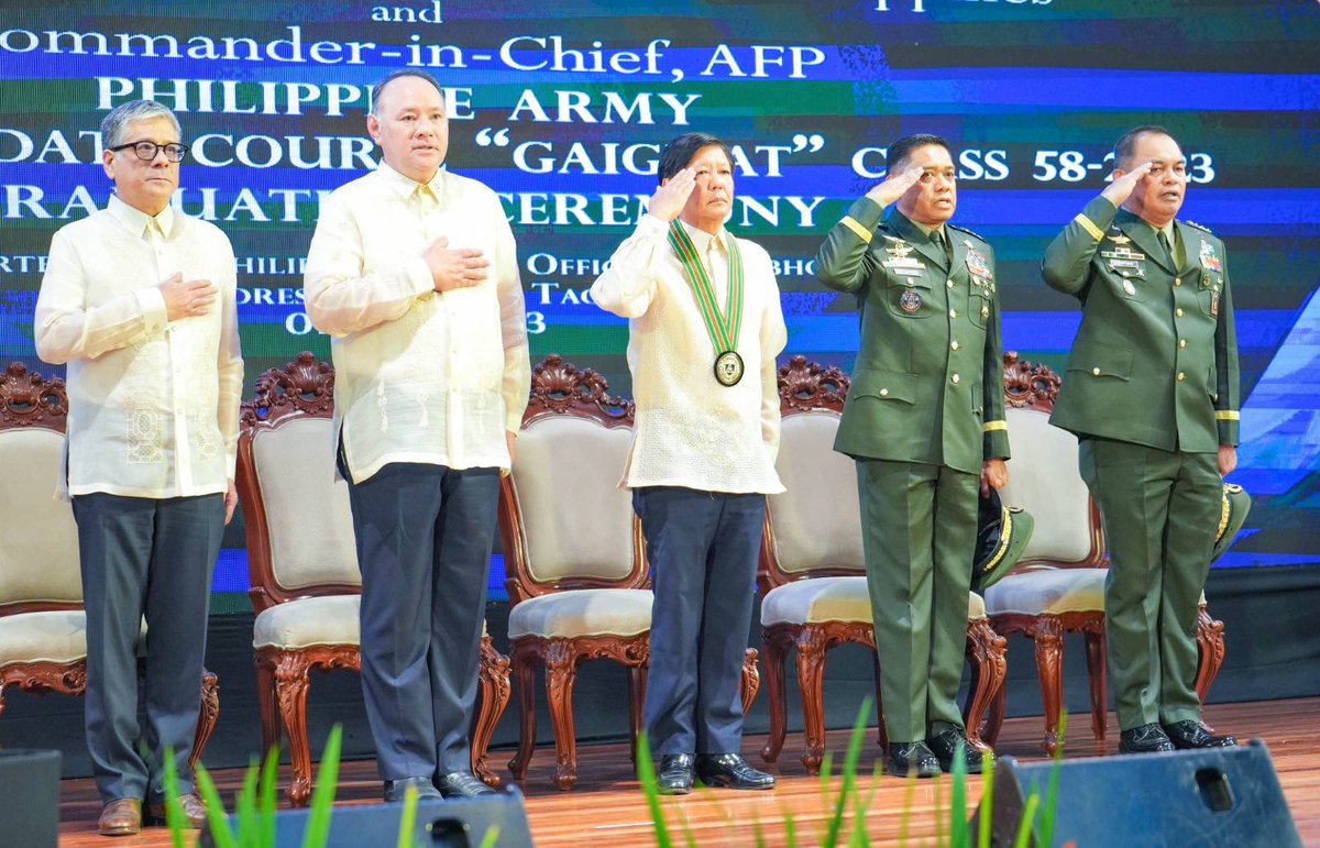 bongbongmarcos's tweet photo. Modernong kagamitan at patuloy na pagsasanay para sa Philippine Army!

Iyan ang siniguro natin sa mga bagong nagtapos na "Gaigmat" Class 58-2023 ng Philippine Army Officer Candidate Course. Kasama nila tayo sa pagtitiyak sa kapakanan ng bawat sibilyan, sa paghahanda para sa hinaharap at pagpapakita ng serbisyo publikong walang hinihinging kapalit.