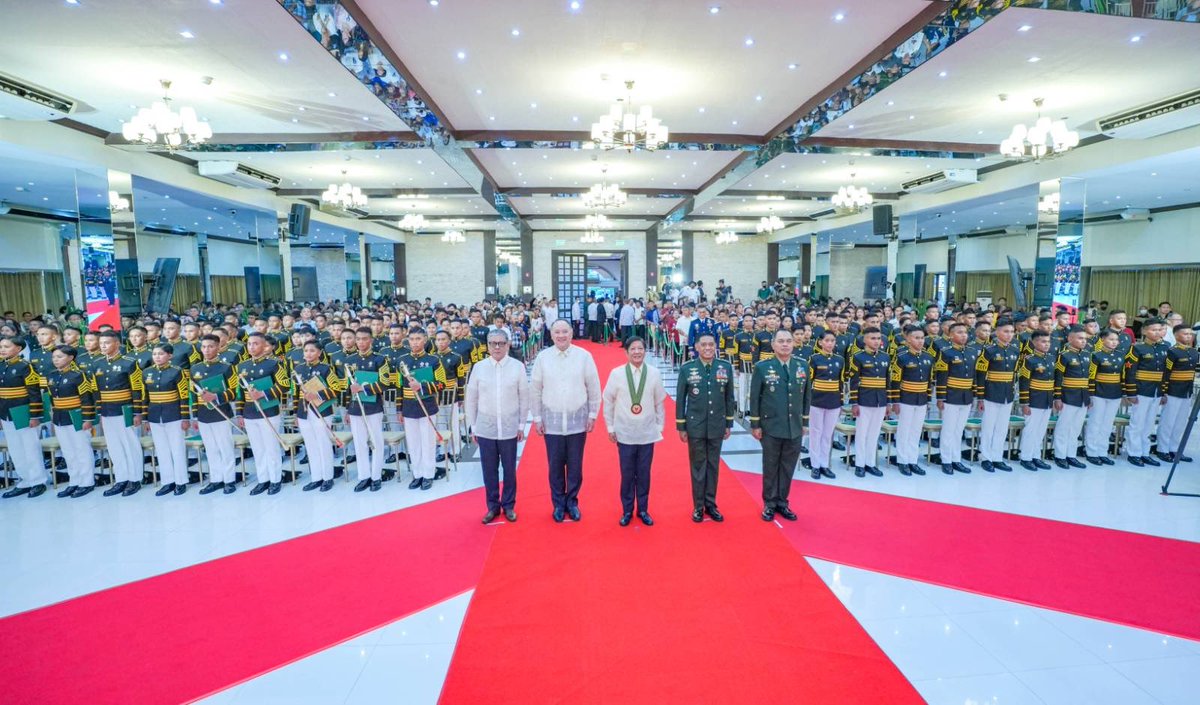 bongbongmarcos's tweet photo. Modernong kagamitan at patuloy na pagsasanay para sa Philippine Army!

Iyan ang siniguro natin sa mga bagong nagtapos na "Gaigmat" Class 58-2023 ng Philippine Army Officer Candidate Course. Kasama nila tayo sa pagtitiyak sa kapakanan ng bawat sibilyan, sa paghahanda para sa hinaharap at pagpapakita ng serbisyo publikong walang hinihinging kapalit.