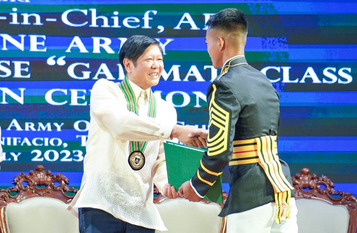 bongbongmarcos's tweet photo. Modernong kagamitan at patuloy na pagsasanay para sa Philippine Army!

Iyan ang siniguro natin sa mga bagong nagtapos na "Gaigmat" Class 58-2023 ng Philippine Army Officer Candidate Course. Kasama nila tayo sa pagtitiyak sa kapakanan ng bawat sibilyan, sa paghahanda para sa hinaharap at pagpapakita ng serbisyo publikong walang hinihinging kapalit.