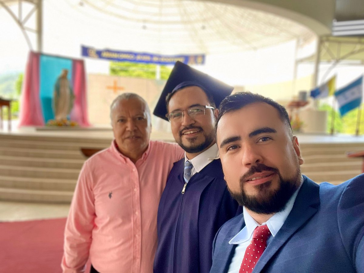 Luisespinal91's tweet photo. Feliz y orgulloso de ver a mi hermano finalizar e iniciar una nueva etapa.
El sacrificio de mis padres ha sido invaluable y digno de admirar, principalmente mi madre.
Ahora si, misión cumplida 🙏🏻. https://t.co/5EGD8G6a3Y