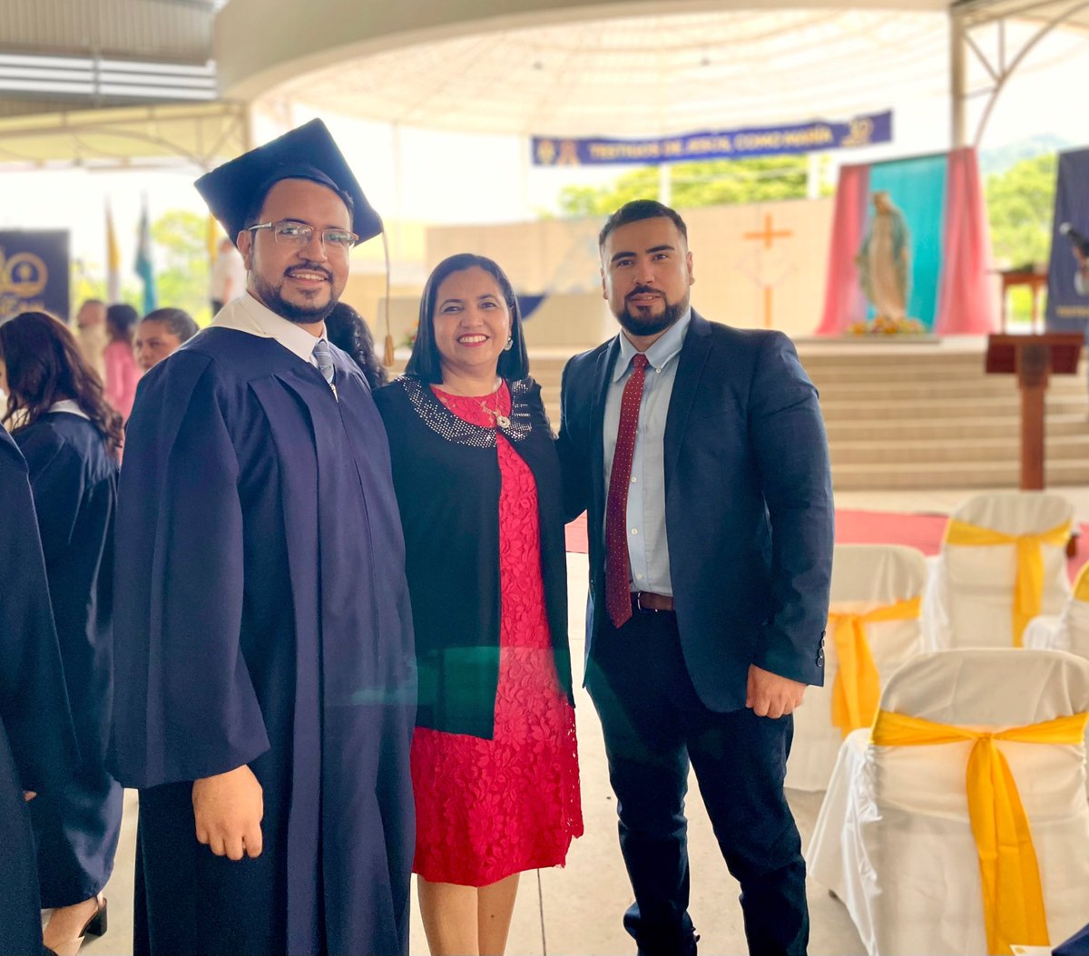 Luisespinal91's tweet photo. Feliz y orgulloso de ver a mi hermano finalizar e iniciar una nueva etapa.
El sacrificio de mis padres ha sido invaluable y digno de admirar, principalmente mi madre.
Ahora si, misión cumplida 🙏🏻. https://t.co/5EGD8G6a3Y