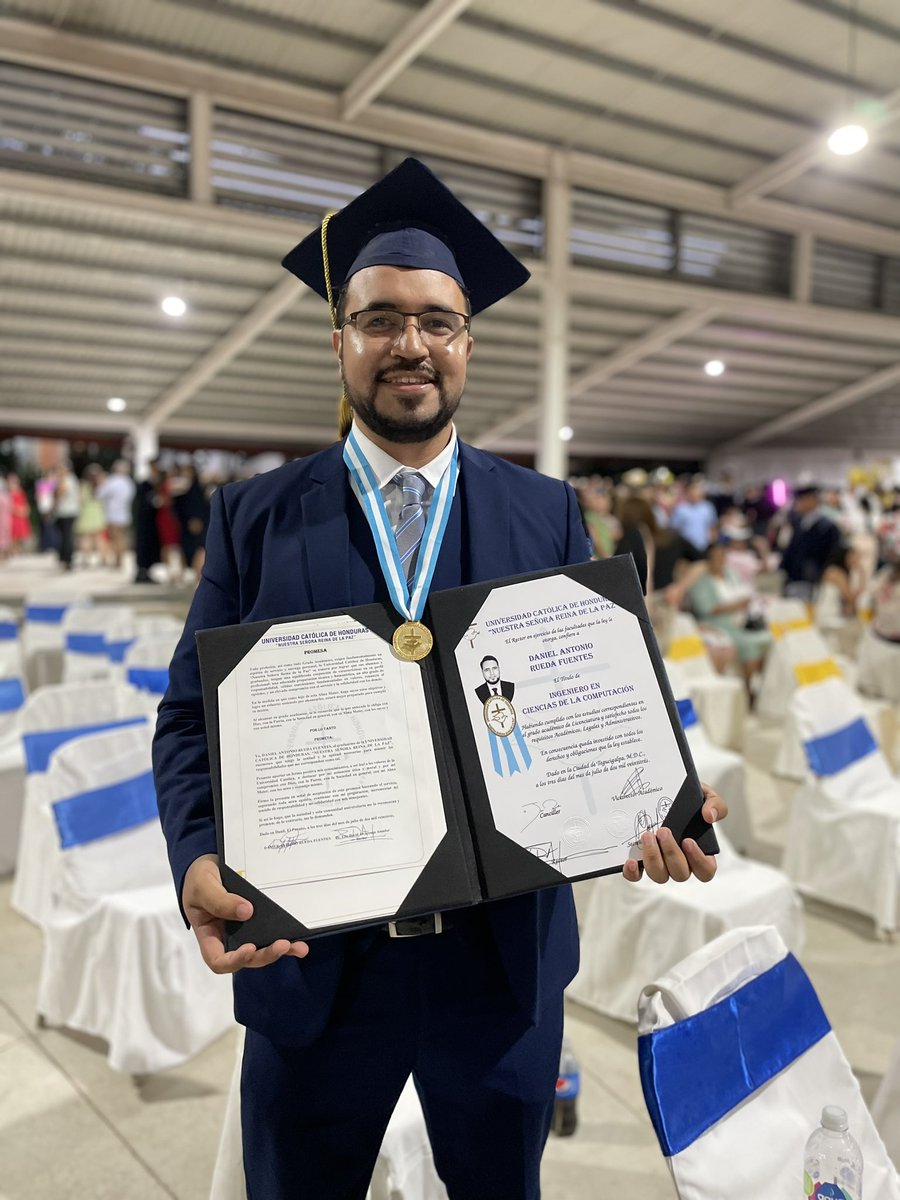 Luisespinal91's tweet photo. Feliz y orgulloso de ver a mi hermano finalizar e iniciar una nueva etapa.
El sacrificio de mis padres ha sido invaluable y digno de admirar, principalmente mi madre.
Ahora si, misión cumplida 🙏🏻. https://t.co/5EGD8G6a3Y