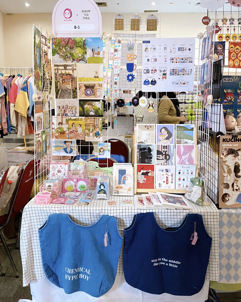 minumtehtarik's tweet image. Hi, aku dan @kleponlatte ada di B3, dari pintu masuk tinggal belok kiri. Come visit us ☺️ (maaf arifa ternyata aku videoin pas lagi makan)

#PLANDvol2 #PLANDVol2_Fanshop