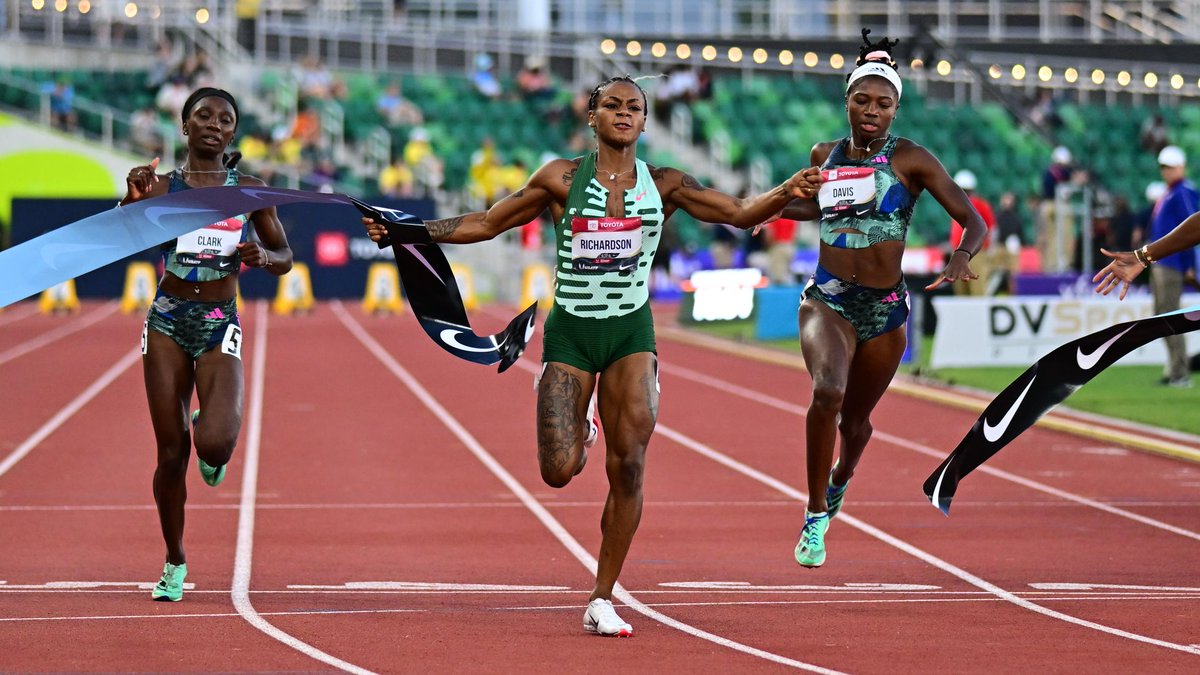 "Rip me out the plastic, I been actin' brand new... I been ballin' so damn hard, could've went to 𝐋𝐒𝐔" 🗣️

@itskerrii is your USA 100m Champion! 🇺🇸