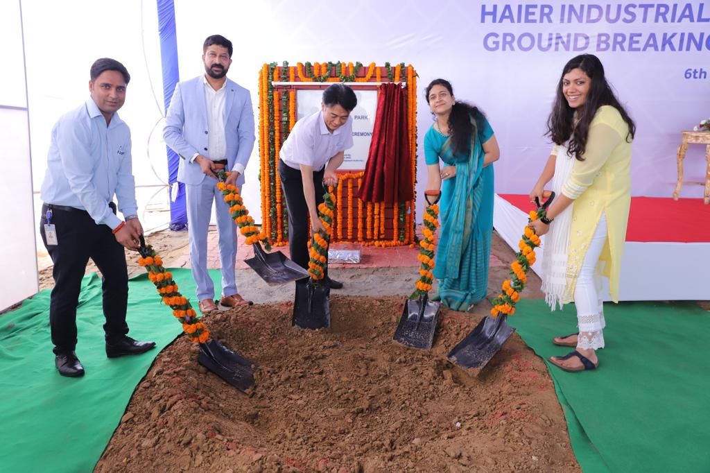 As part of industrial expansion in @iitgnl, CEO Ritu Maheshwari laid the foundation stone for the second phase plant of @Haier at the township. The plant will be developed at a cost of approx. ₹ 400 crore & provide employment opportunities to a workforce of over 1,000.