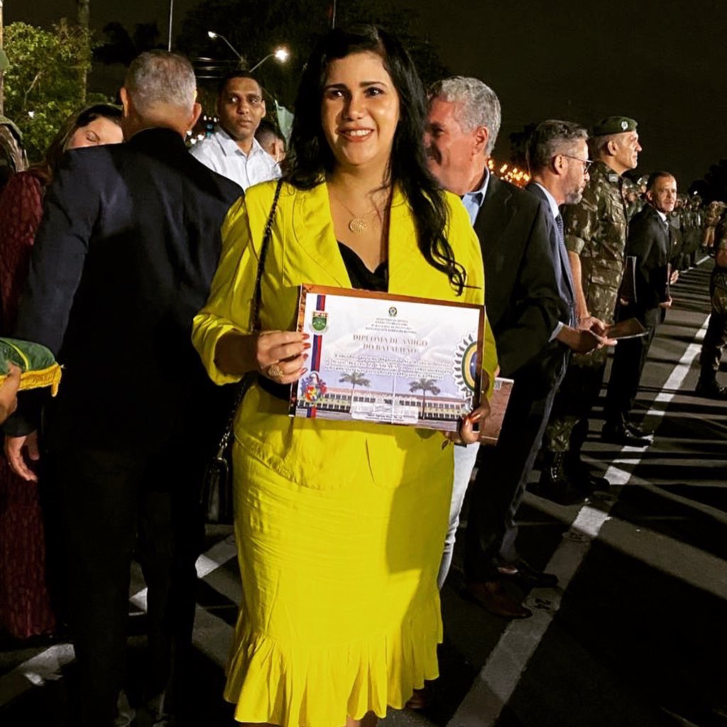 leideq's tweet photo. Recebi o título de Amiga do Batalhão e estou me sentindo super honrada, feliz e grata. Obrigada ao comandante é amigo @vando.azevedo.1 e toda sua equipe do @35bi_exercito !!! https://t.co/NBPTIt9mLC
