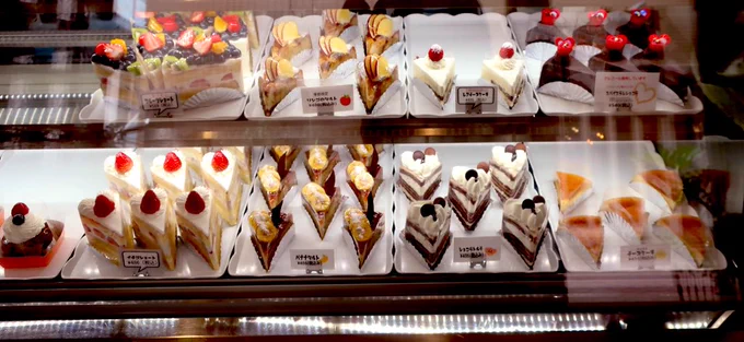 ブラックマウンテン様ケーキ屋さんです作品中でこいぬはショートケーキを食べていますが、個人的には塩ブラックマウンテンショコラもおすすめです 