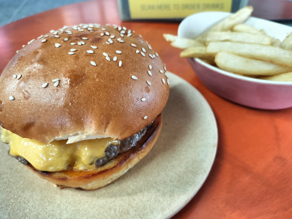 hidedondai's tweet photo. ランチはジャパニーズバーガーで人気の #umeburger に来ました。バーガー単品で16ドル前後、セットで23ドルほどです。 https://t.co/tYYYAp8kPZ