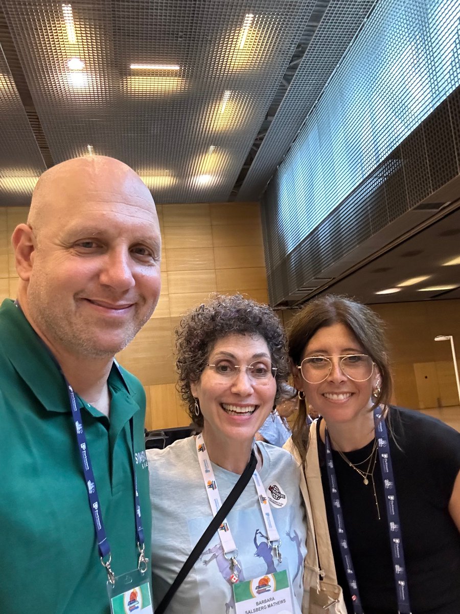 Great to learn more about 'Dancing with Parkinson's Canada'. Our CEO, <a href="/markman_wayne/">DR WAYNE MARKMAN (he/him)</a> meeting Jessica Dargo Caplan, Dir of Outreach &amp; Engagement (far right) and centre, the effervescent <a href="/SalsbergMathews/">Barbara Salsberg Mathews</a> . Hope we can somehow collaborate in future. #parkinsons #lighttherapy #dance